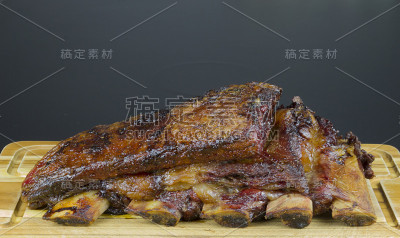地板上的烤肋排等着被切