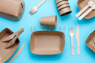 蓝色背景的棕色牛皮纸食品容器