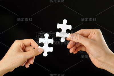 人的双手有拼图，黑色的背景