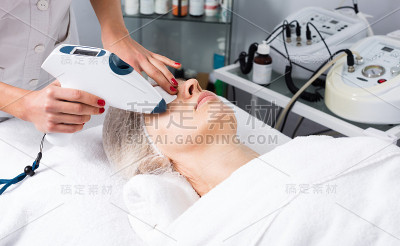 在美容院做脸部美容的老年妇女
