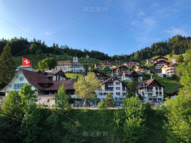 位于瑞士施维茨州瓦格塔尔湖(Waegitalersee)的山谷内塔尔村