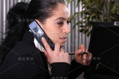 忙着工作的漂亮女商人