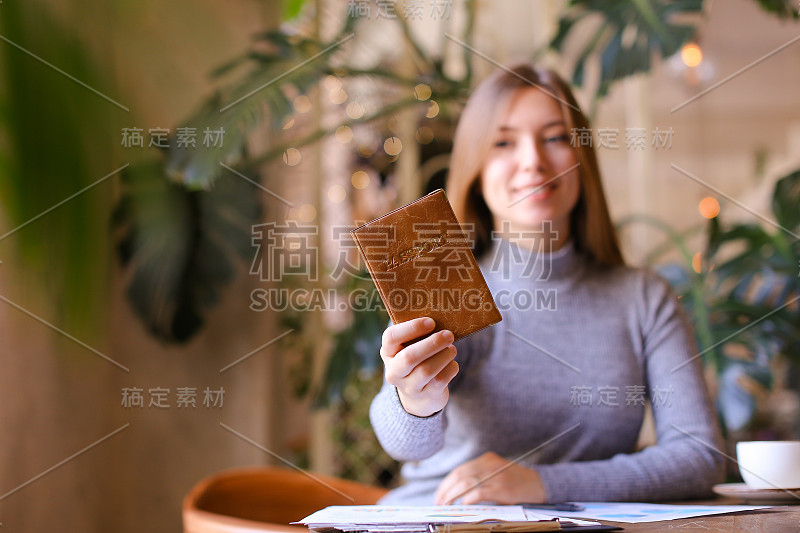 年轻女孩拿着护照坐在柜子前