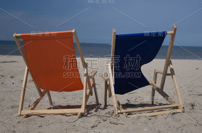 沙滩上的躺椅