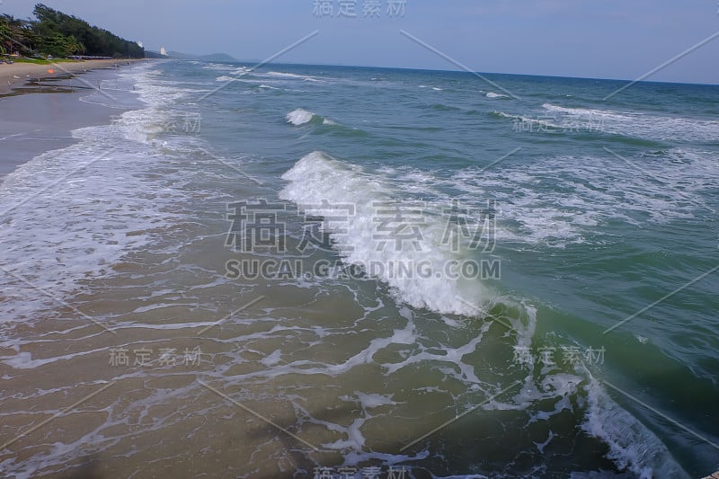 美丽的海滩和激流的危险，下午在泰国罗永梅拉姆丰海滩