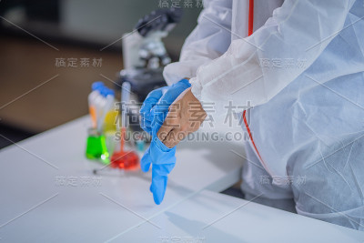 戴医用手套。