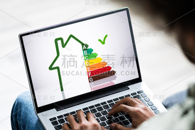 年轻人在家里使用笔记本电脑
