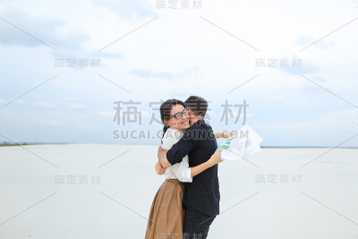 法律系的男女学生都为考试及格而欢呼雀跃