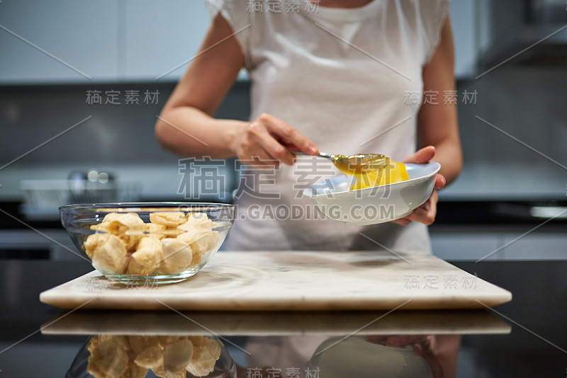 为香蕉煎饼食谱打鸡蛋的女人