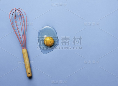 用打蛋器和蛋黄烘焙