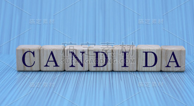 概念词candida在蓝色背景的立方体上