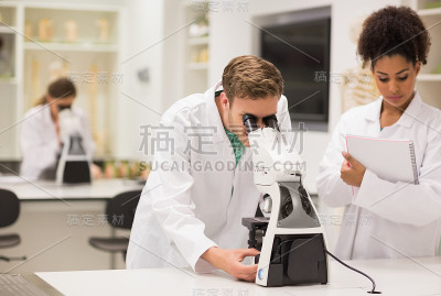 医学学生使用显微镜