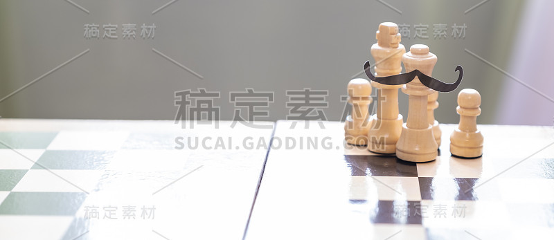 棋盘上的棋子白方王后和国王，象征着心和卒。爱情、婚姻和家庭的概念。