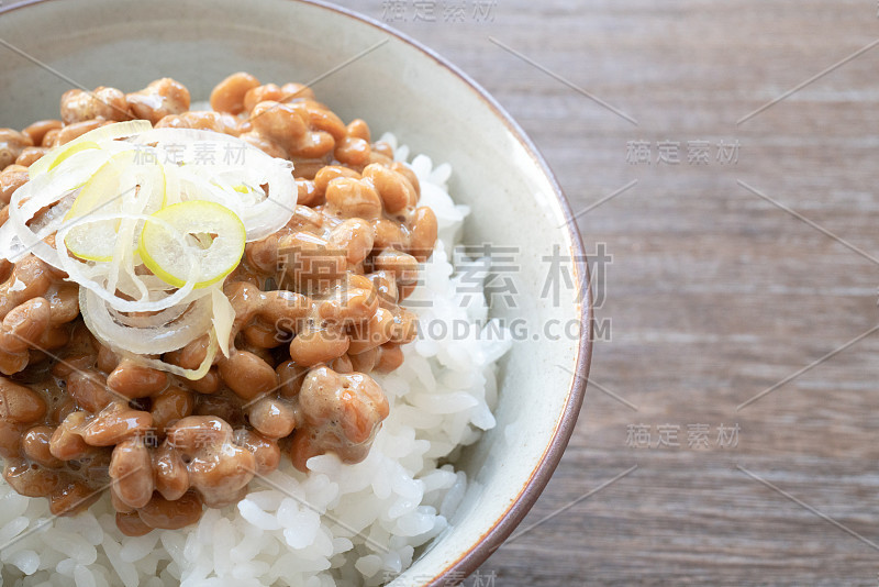 日本人把白米饭和纳豆放在木桌上煮