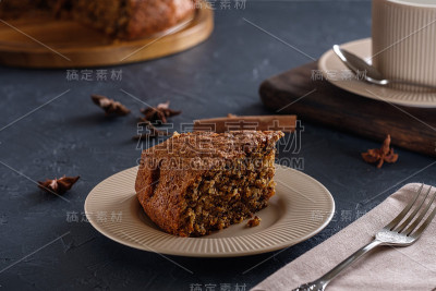 香脆可口的胡萝卜蛋糕，配上一杯黑咖啡
