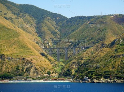 美丽的火山岛与绿色植被在地中海晴朗的日子