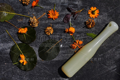 俯视图橙金盏花，烟树叶和研钵和杵