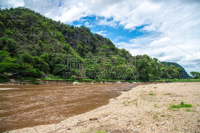 从清莱海滩可以看到角河的风景，这是一条河岸边的岩石海岸。