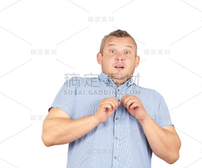 胖子感到尴尬，焦虑地孤立在背景中。