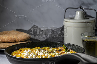 素芦笋和菲达肉馅煎蛋饼。