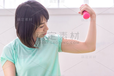 美丽的亚洲女孩，适合运动员在家锻炼和训练