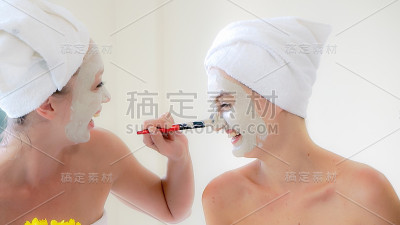 在水疗中心做面部护理的漂亮女人。