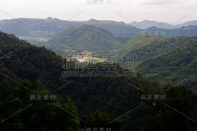 山区和天空在雨季和自然美景