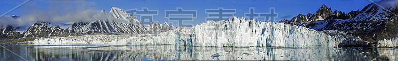 摩纳哥冰川和漂移的冰在海湾。斯瓦尔巴特群岛。