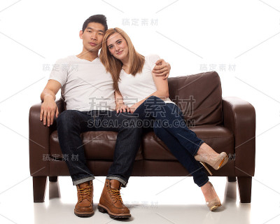 沙发上的年轻夫妇