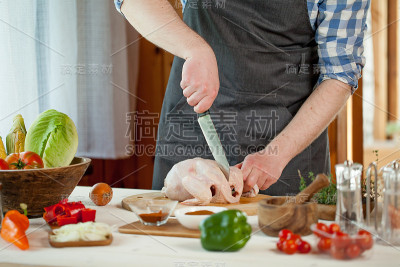 男子准备烹调鸡肉
