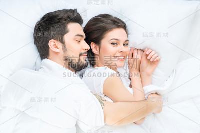 一对可爱的夫妇躺在床上