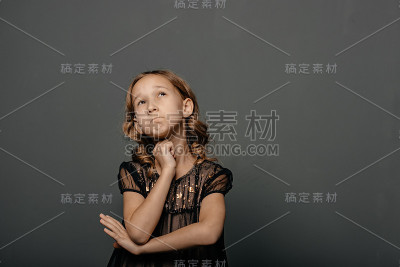 女孩和情绪。孩子的天性。儿童心理学的概念。