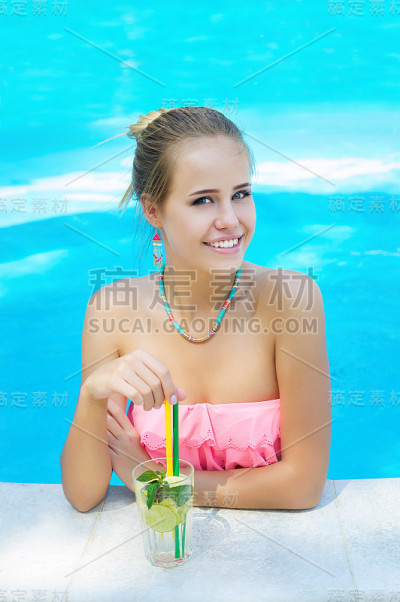池子里放着柠檬水的年轻女子