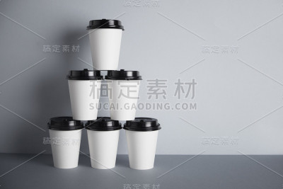 白色纸杯孤立在灰色模型集