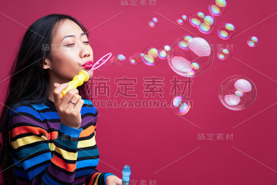 快乐美丽的女人吹肥皂泡