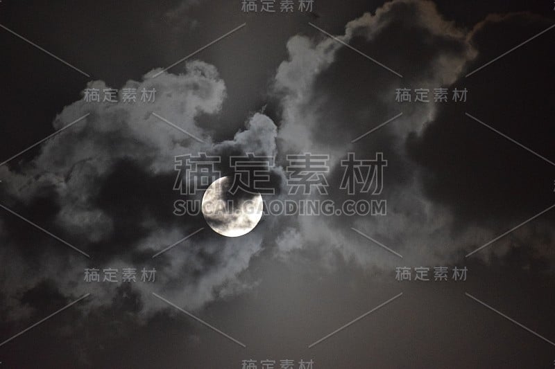 在天空中多云的夜晚，满月的景象