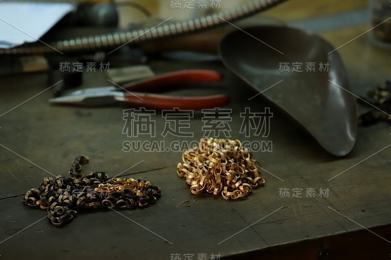 在一个金匠的工作场所闪闪发光的黄金首饰