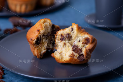 巧克力葡萄干松饼。自制的糕点。
