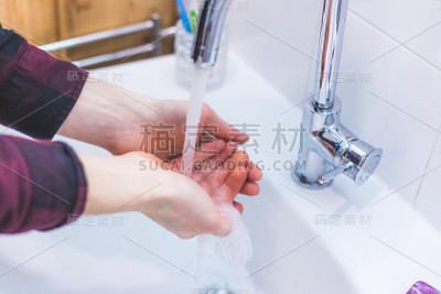 在流感或冠状病毒季节洗手。卫生预防。