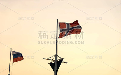 挪威和俄罗斯的国旗在天空