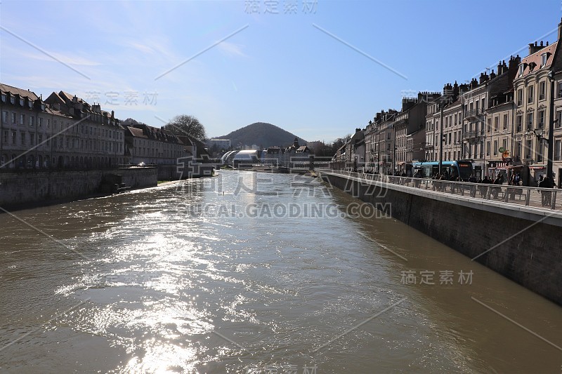 杜布斯河在城市Besançon