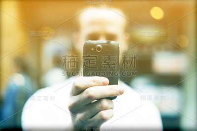 男人用手机拍照