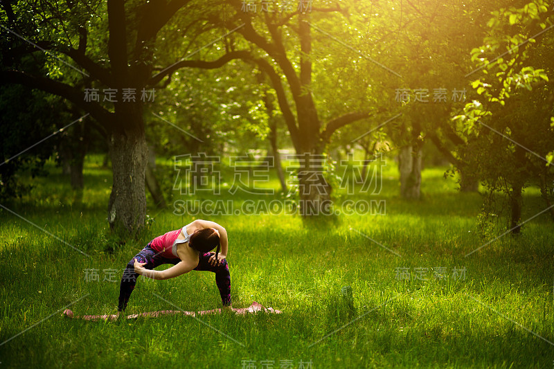 年轻的运动女人站在女神瑜伽姿势。