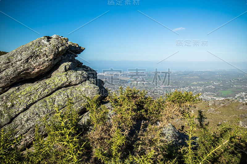 从山上俯瞰大西洋海岸线上的圣让德卢兹，巴斯克国家，法国