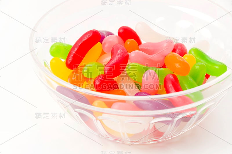 彩色的果冻豆在透明的塑料碗