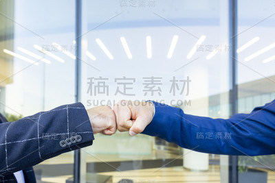 业务合作伙伴握手。商业伙伴伸出他们的手欢迎。很大的概念。