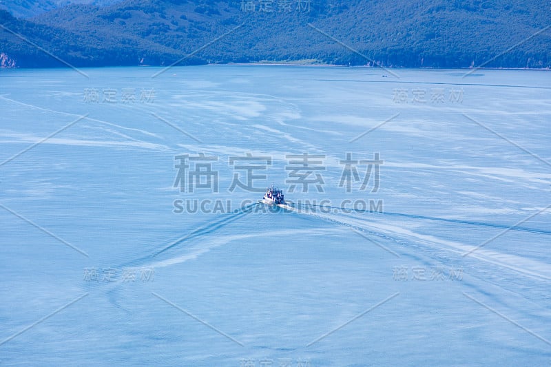 俄罗斯堪察加半岛阿瓦查湾。地球上最大的海湾之一，可以容纳世界上任何船只。