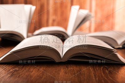 在木桌上打开一本大书