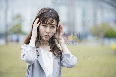 商界女性因压力而抱头