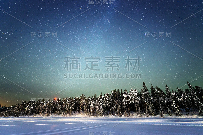 瑞典，拉普兰，满天繁星的夜空，白雪皑皑的森林和结冰的湖泊